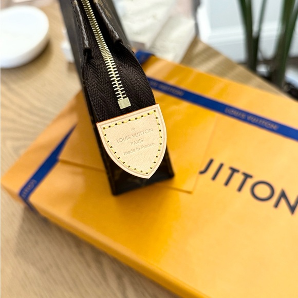 LOUIS VUITTON 2024 Monogram Canvas Toiletry Pouch 26 - Picture 10 of 15